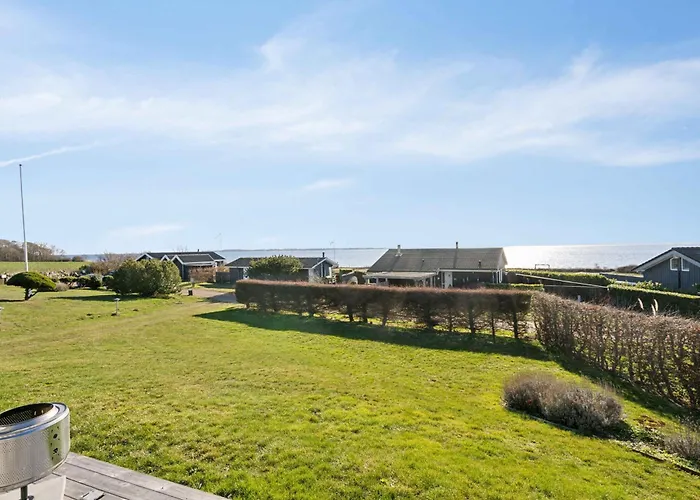 Lovely With Sea View Дом отдыха *