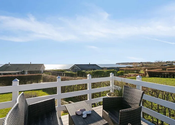 Lovely With Sea View Дом отдыха *